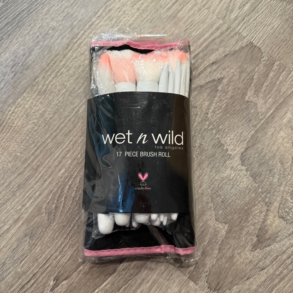 Wet n Wild 17 piece brush roll collection limited edition NIB